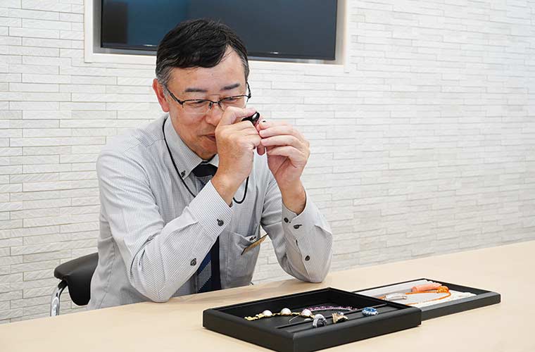 在籍スタッフ全員が鑑定士!気になるプロフィールをチェック