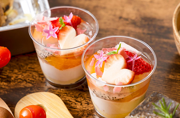 苺のムースと旬のフルーツ桜風味のジュレ添え